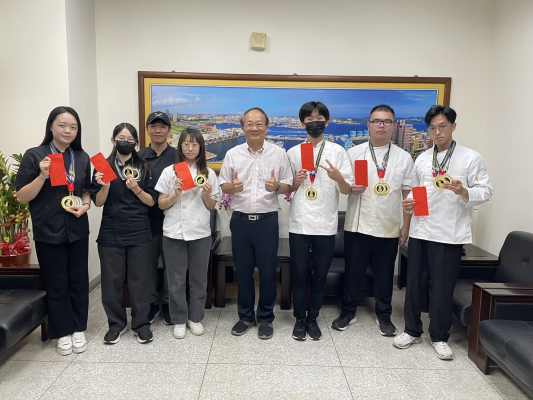 澎科大餐旅系師生參加國際競賽獲得1特金、8金、5銀大放異彩