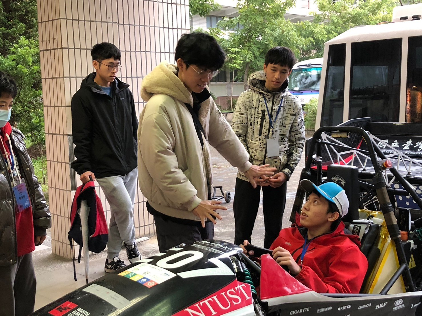 龍華科大攜手北市、納智捷　產業新手村見學團參訪電動車產業