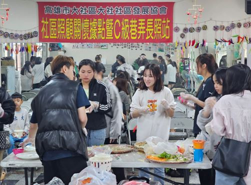 高雄大學東語系裴光雄師生訪大社　臺、越春捲DIY體驗
