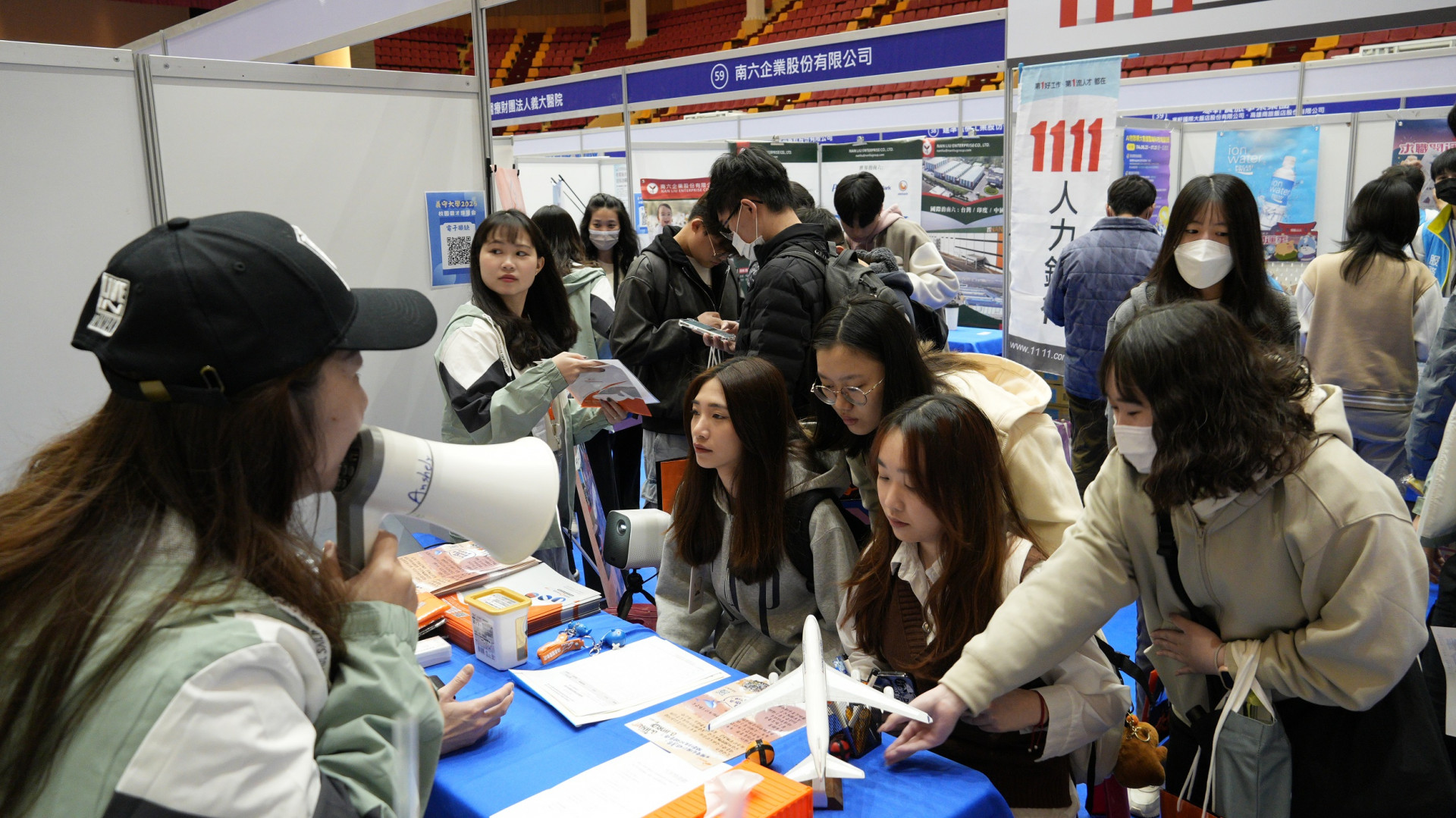 義守大學2025校園徵才博覽會登場 逾百家進駐搶才