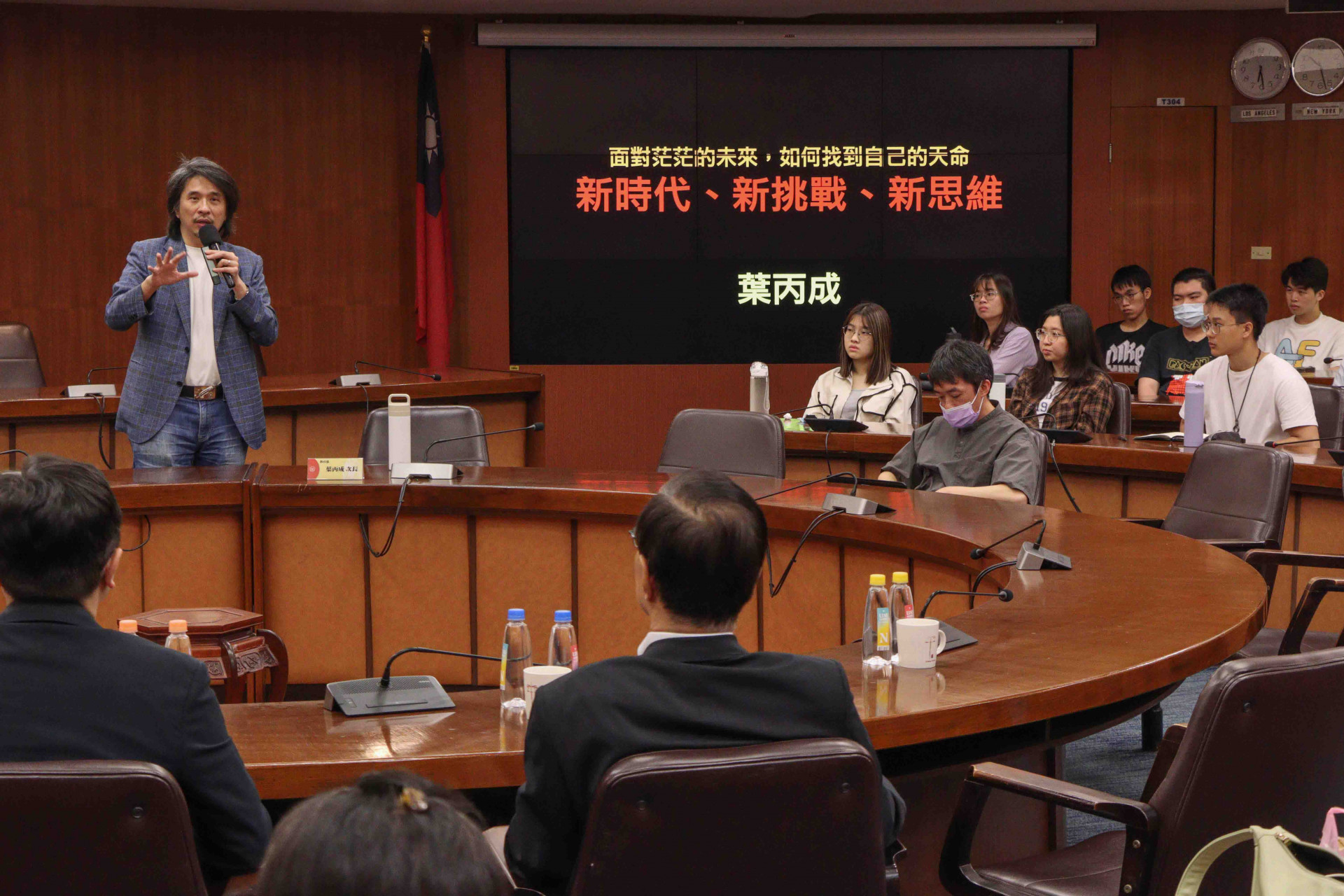 葉丙成淡江場宣講面對學生提問　籲不再有鐵飯碗的時代