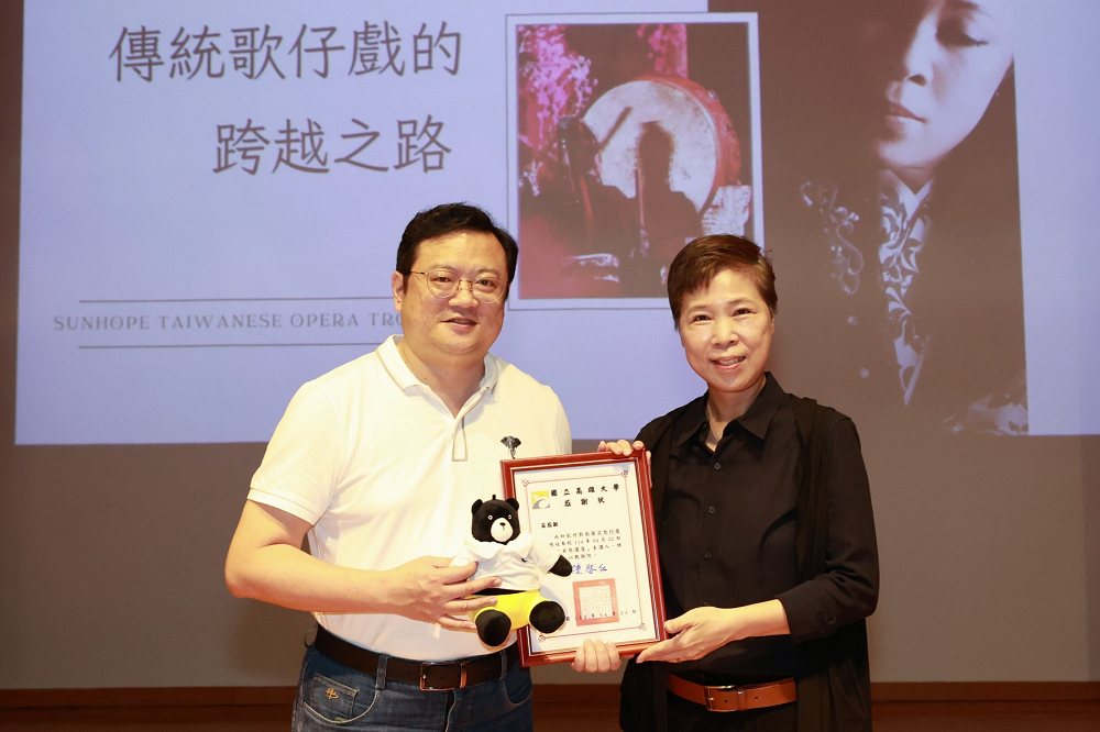 高雄大學《卓越講座》 從廟口到國際舞台 「尚和」團長梁越玲