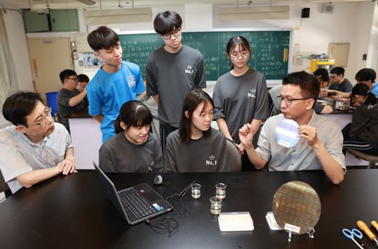 物理現象連結半導體製程 高大與楠梓高中推實作教學