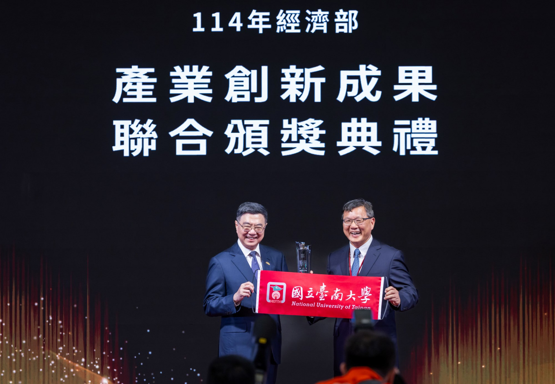 南大環生學院傅耀賢 太陽能板智慧回收方案 榮獲「國家產業創新獎」肯定