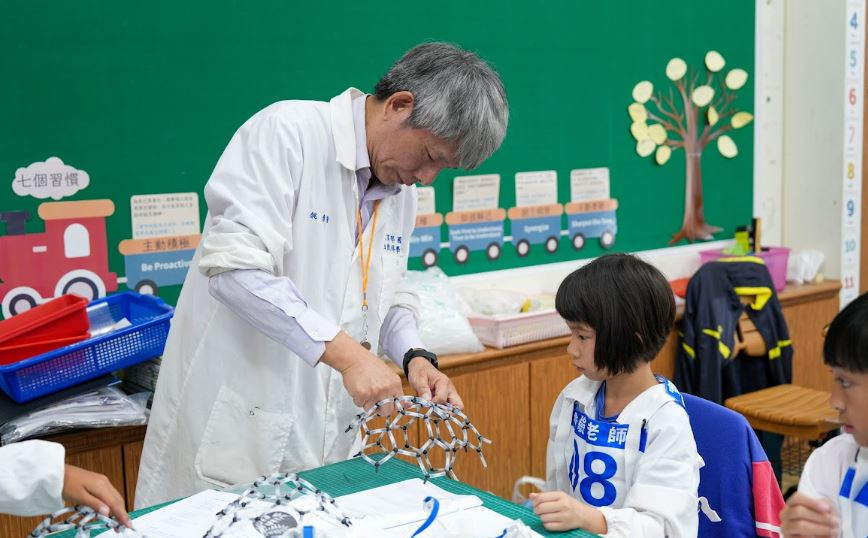 實驗室搬進原民部落 臺師大深入阿里山帶鄒族學童做科學