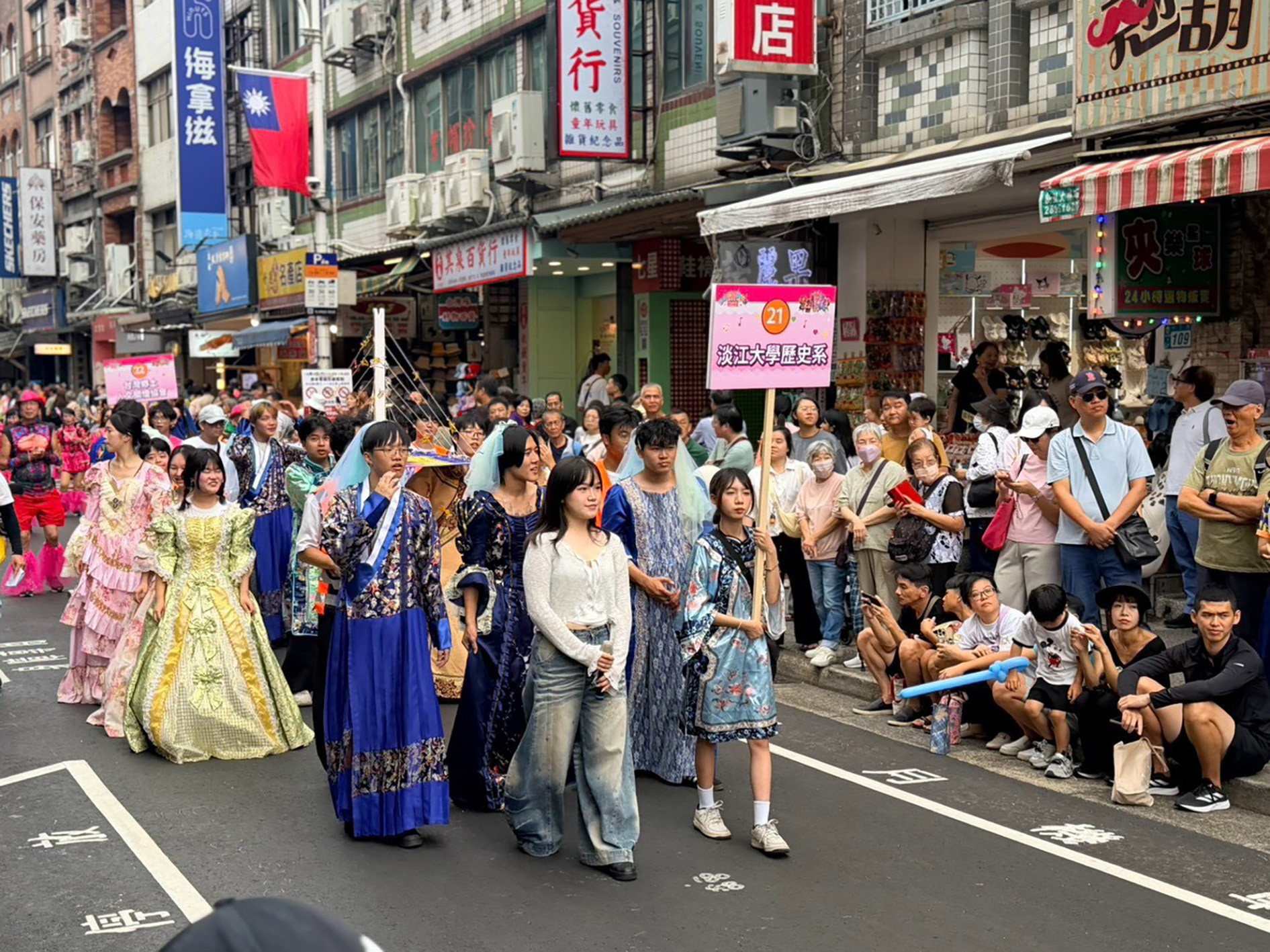 淡江師生走進淡水老街 從踩街到詩路實作地方文化